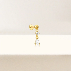 Vue détaillée d'un labret en argent S925 doré avec des pendentifs en zircon rond et en goutte