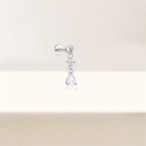 Détail du piercing labret en argent S925 avec pierres rondes et en forme de goutte