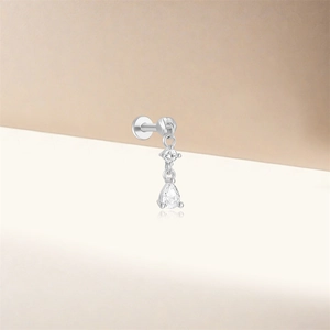 Détail d'un piercing labret en argent S925 avec zircons ronds et en forme de poire