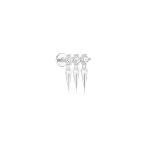 Détail de piercing cartilage en argent S925 avec trois zircons et pendentifs pic