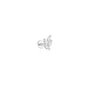 Gros plan d'un clou d'oreille en argent S925 en forme de feuille avec cristaux marquise