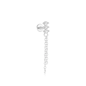 Détail de piercing en argent avec trois zircons ronds et double frange de chaîne fine