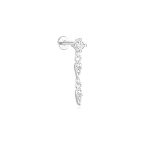 Détail d'un piercing labret en argent S925 avec pendentifs en zircone goutte d'eau