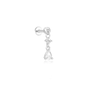 Détail du piercing cartilage en argent S925 avec zircons ronds et en forme de poire