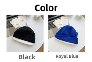 Détails de bonnets en maille de couleur noir et bleu roi avec des bords repliés