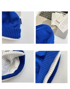 Détails du bonnet en maille bleu cobalt et blanc avec bord épais et texture douce