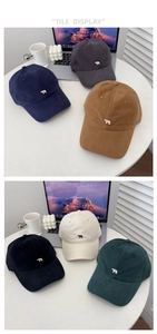 Détail de casquettes en velours côtelé avec broderie ours polaire en plusieurs couleurs