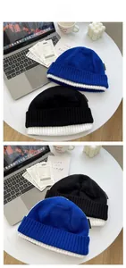 Gros plan détaillé montrant la texture en tricot côtelé et le design moderne en blocs de couleurs
