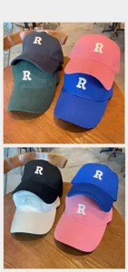 Detalle de gorras de béisbol de algodón de varios colores con bordado grueso de la letra R
