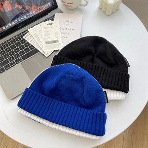 Bonnets en tricot bleu et noir avec doublure blanche contrastée et étiquette latérale