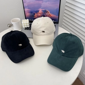 Trois casquettes de baseball en coton brossé noir, beige et vert avec broderie d'ours