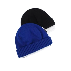 Bonnet en tricot noir et bleu Klein avec revers double couche et doublure blanche