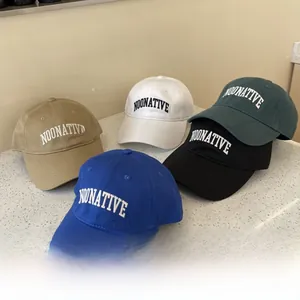 Dettaglio ricamo su cappelli da baseball colorati con tesa larga e cinturino regolabile
