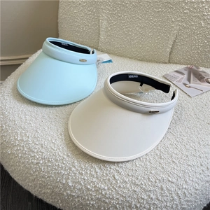 Damen Sonnenvisiere aus Eisseide in Hellblau und Beige mit breiter Krempe und offenem Top