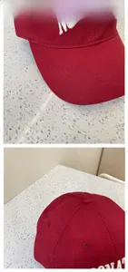 Dettaglio cappello da baseball rosso in cotone con ricamo e visiera curva ampia