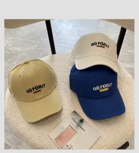 Detalle del bordado 'GO FOR IT' en gorras de béisbol de algodón en varios colores