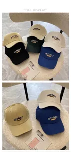 Detalle en primer plano del bordado de algodón de alta calidad en gorras de béisbol
