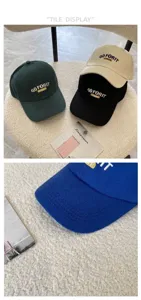 Detalle de letras bordadas en gorras de béisbol de algodón en varios colores modernos