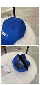 Detalle de gorra azul de algodón con bordado, banda interior y hebilla metálica ajustable
