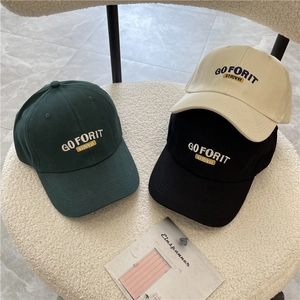 Tres gorras de béisbol de algodón bordado en verde oscuro, beige y negro