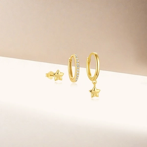 Détail du lot de boucles d'oreilles étoile en argent S925 avec dorure et zircons