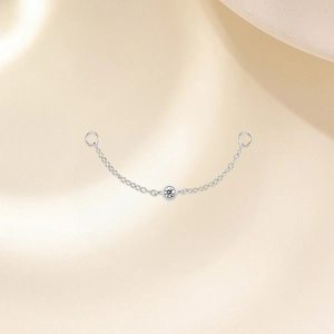 Détail d'une chaîne de piercing en argent S925 avec une pierre ronde en zircone cubique