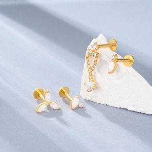 Χρυσά σκουλαρίκια flat back με οπάλιο και πέτρες marquise σε πέτρινη βάση