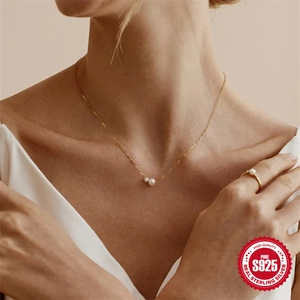 Conjunto de joyas en plata S925 con collar de perlas deslizantes y anillo minimalista