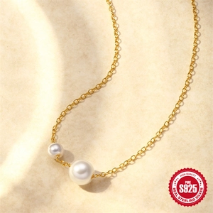 Collar minimalista de plata S925 con dos perlas deslizantes en cadena dorada