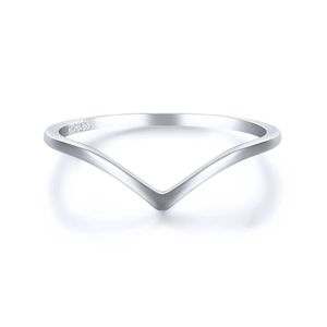 Detailed view of V-shaped S925 sterling silver ring with polished finish and S925 hallmark