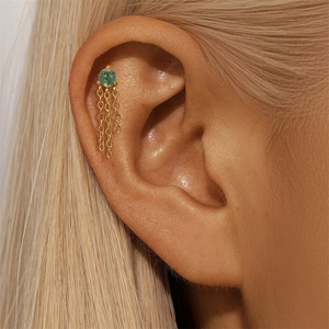 Λεπτομερής λήψη χρυσού helix piercing με αχάτη βρύων και χρυσές αλυσίδες με φούντες