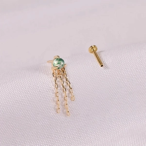 Κοντινό πλάνο labret σκουλαρίκι s925 με αχάτη και αλυσίδες σε λευκό ύφασμα