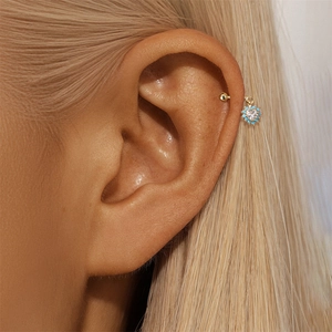 Detail van s925 zilveren gouden helix piercing met zirkoon en blauwe turkoois kralen