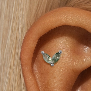 Λεπτομέρεια από V-σχήμα s925 ασημένιο piercing με πράσινες πέτρες αχάτη βρύων