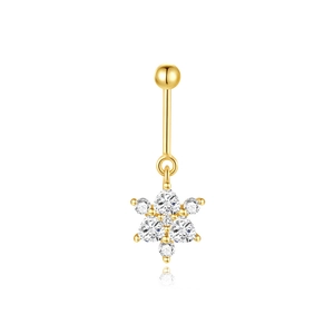 Detail van een gouden navelpiercing met een fonkelende bloemenhanger van zirkonia