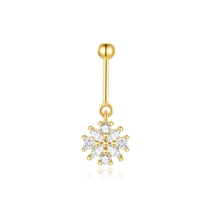 Detail van de gouden navelpiercing met een schitterende sneeuwvlok van zirkonia steentjes