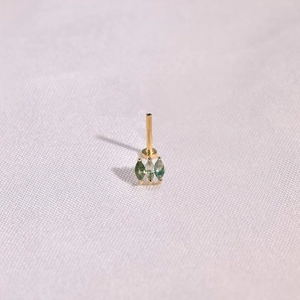 Λήψη macro του σκουλαρικιού labret s925 με τρεις πράσινους αχάτες βρύων σε κοπή marquise