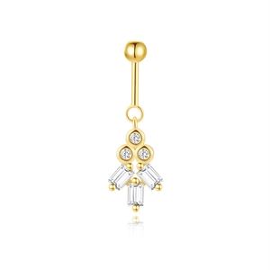 Detail van een gouden navelpiercing met fonkelende zirkoonstenen en geometrische hanger