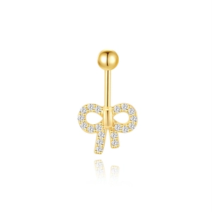 Macro-opname van gouden navelpiercing met sprankelende zirkonia-strik en gladde metalen bol