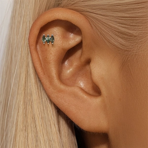 Λεπτομέρεια από ασημένιο s925 ear cuff με τρεις πράσινους λίθους αχάτη σε σχήμα μαρκίζ