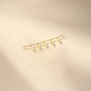 Detailed view of 18K gold S925 sterling silver chain with five rhombus diamond shape pendants