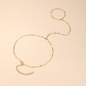 Detalle de pulsera con anillo chapada en oro con cadena fina y cierre de langosta