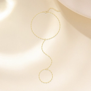 Primer plano de pulsera de anillo en plata 925 dorada con cadena de eslabones texturizados