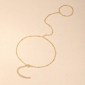Detalle de la pulsera de dedo minimalista en plata 925 dorada con cadena de cuentas fina