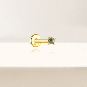 Detailansicht des S925-Stempels am goldenen Moosachat-Ohrstecker aus Sterling-Silber