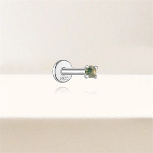 Makroaufnahme von S925 Sterlingsilber Ohrstecker mit natürlichem Moosachat Edelstein