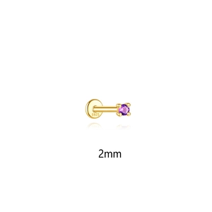 Λεπτομέρεια του labret 2mm με μωβ πέτρα, χάραξη S925 και επιχρυσωμένο φινίρισμα