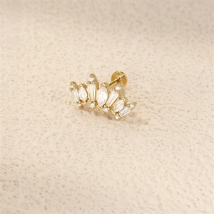 Makroaufnahme der S925 Silber Gold Krone Knorpel Piercing mit Marquise Zirkonia
