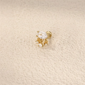Makroaufnahme goldener Quastenohrring mit ovalem Zirkonia und Flachrücken-Stecker