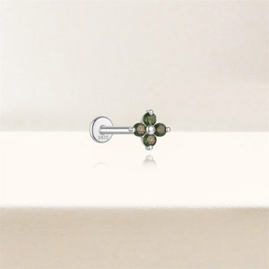 Makroaufnahme von S925 Silber-Ohrstecker mit grünem Moosachat im Kleeblatt-Design